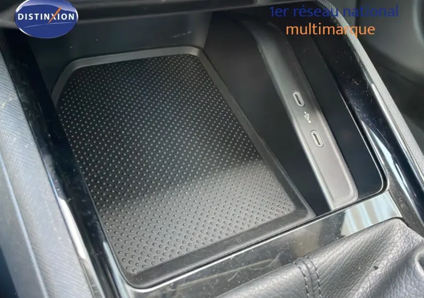 Gros plan sur la console centrale noire du Skoda Kamiq 2025 avec ports USB et surface antidérapante.