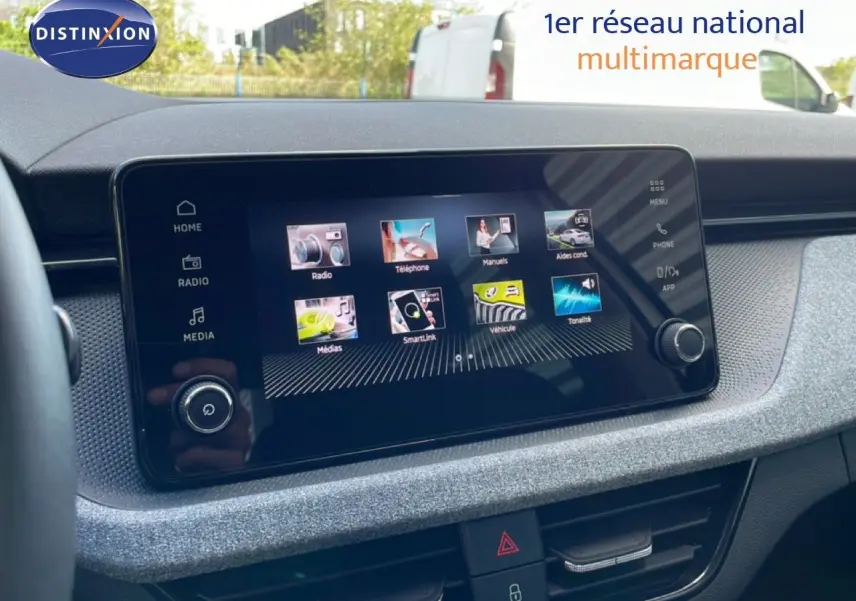 Écran tactile central du tableau de bord du Skoda Kamiq 2025, finition gris argent métal, affichant les menus multimédia.