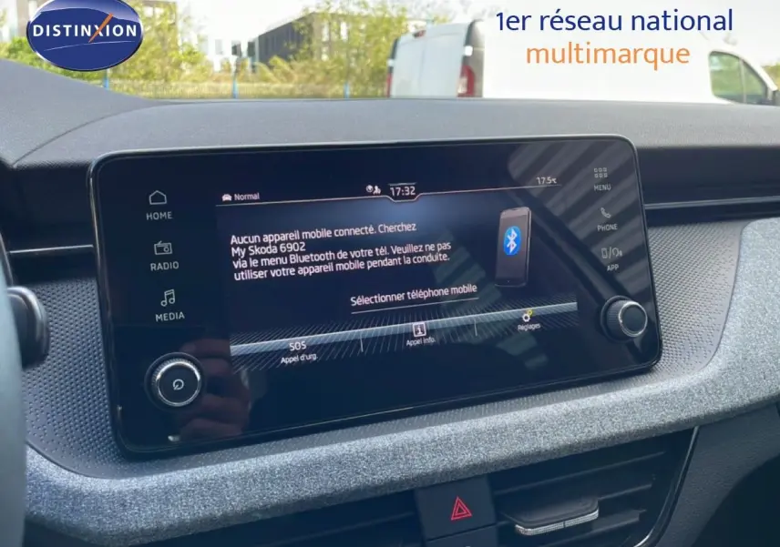 Écran tactile central du Skoda Kamiq 2025, vue de face, affichant le menu Bluetooth avec interface moderne.