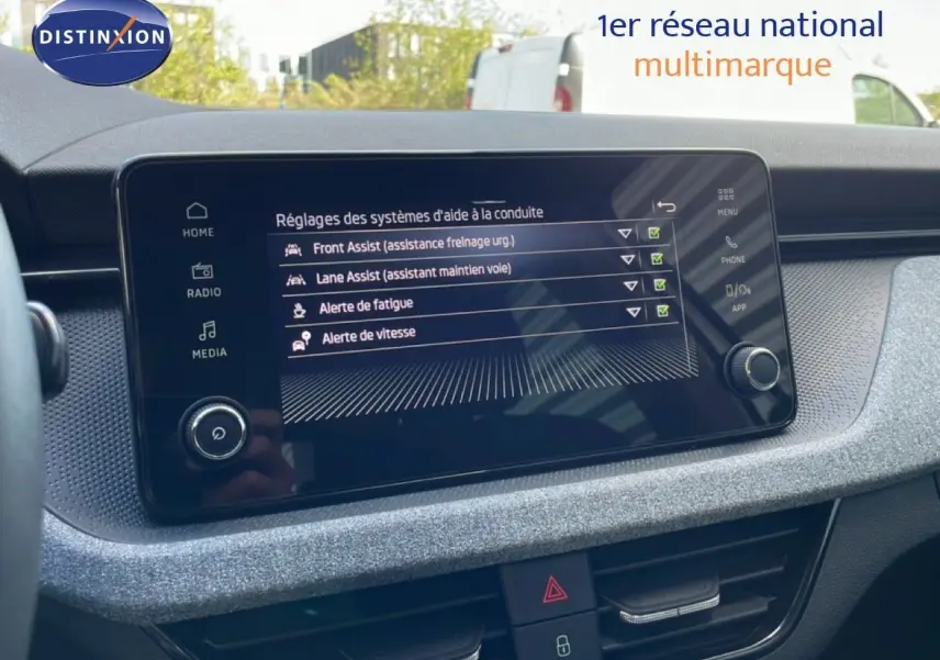 Écran tactile central du tableau de bord du Skoda Kamiq 2025 affichant les réglages d’aide à la conduite.