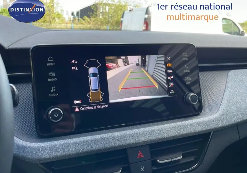 Écran central affichant la caméra de recul et les capteurs de stationnement d’un Skoda Kamiq gris argent 2025.