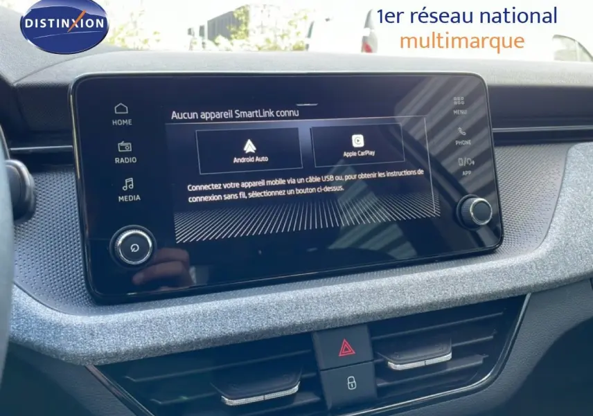 Vue rapprochée de l’écran tactile central du Skoda Kamiq gris argent 2025 avec interface Android Auto et Apple CarPlay.