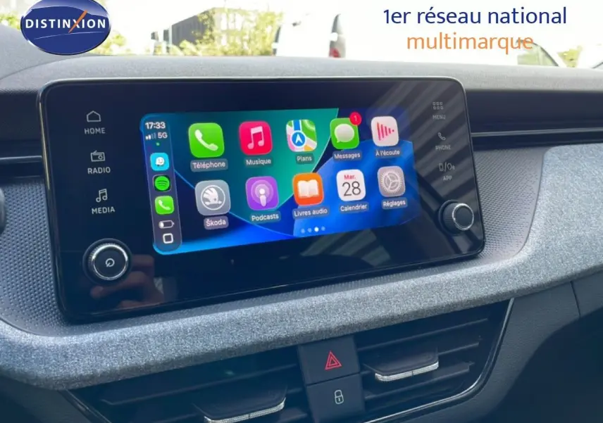 Écran tactile central du tableau de bord du Skoda Kamiq 2025, affichant les applications connectées, intérieur gris.