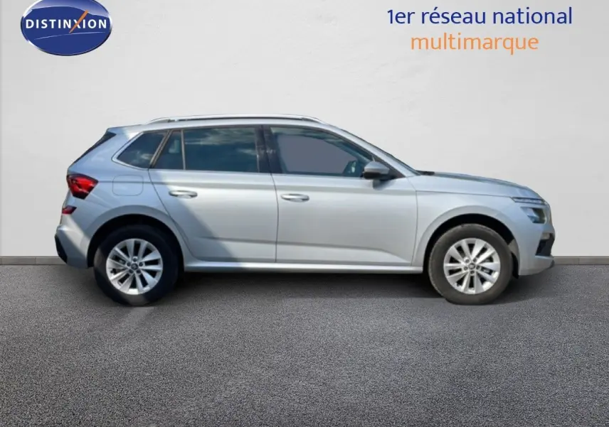 Vue profil droit d’un Skoda Kamiq gris argent métal 2025, SUV compact avec jantes alliage et vitres teintées.