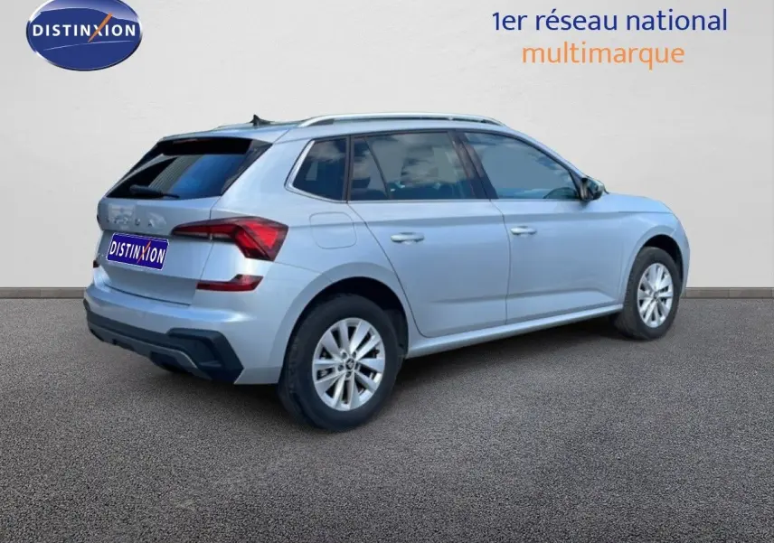 Vue 3/4 arrière droite d'un Skoda Kamiq gris argent métallisé avec feux arrière LED et jantes alliage.
