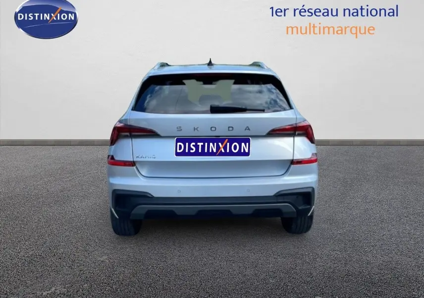 Vue arrière d'un Skoda Kamiq gris argent métal 2025 avec feux arrière LED et logo SKODA visible.