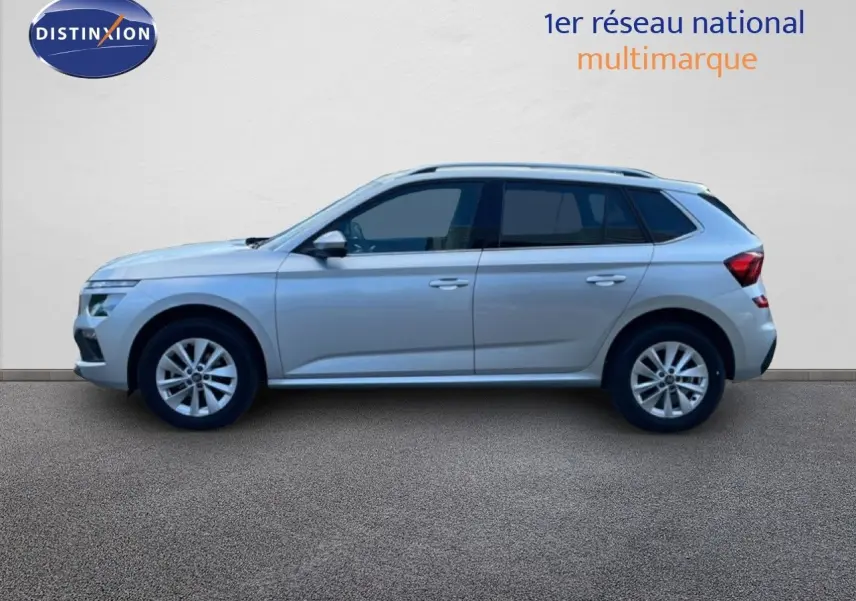 Vue profil droit d'un Skoda Kamiq gris argent métallisé 2025, SUV compact avec jantes alliage et vitres teintées.