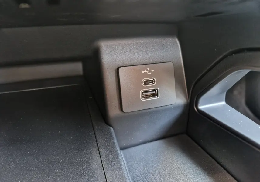 Détail intérieur montrant deux ports USB, type C et standard, sur la console centrale du Ford Ranger Super Cabine gris Iconic.