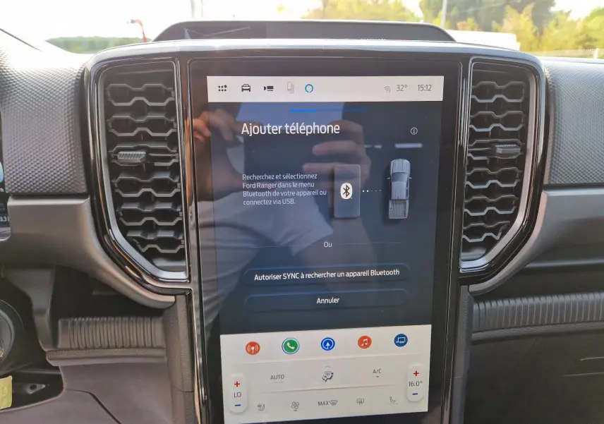 Écran tactile central du Ford Ranger Super Cabine 2026 affichant la connexion Bluetooth, entouré de grilles d'aération noires.