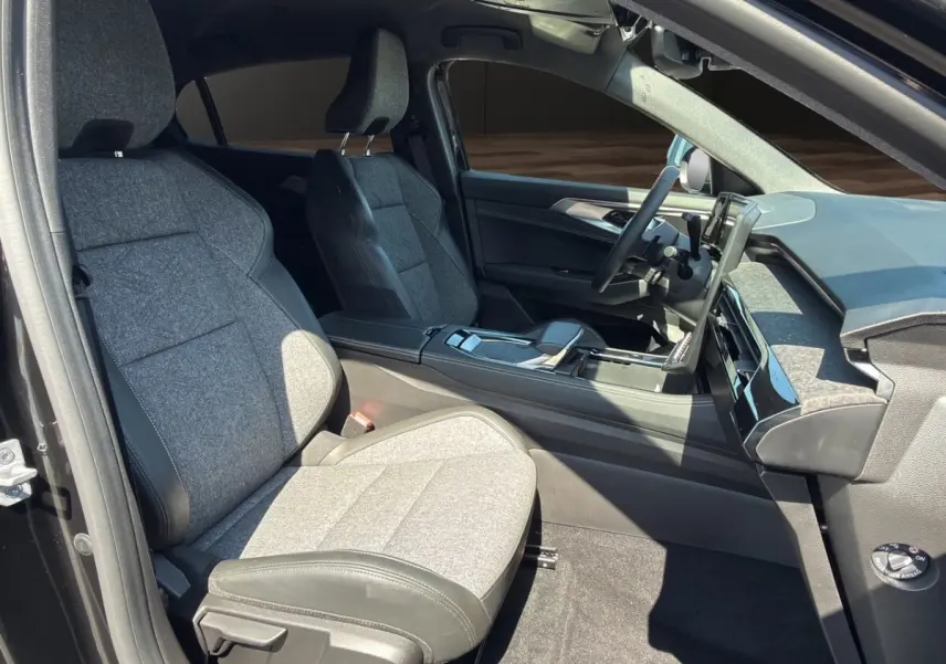 Vue intérieure côté conducteur de la Renault Rafale 2025 noire, sièges tissu gris avec surpiqûres et tableau de bord moderne.