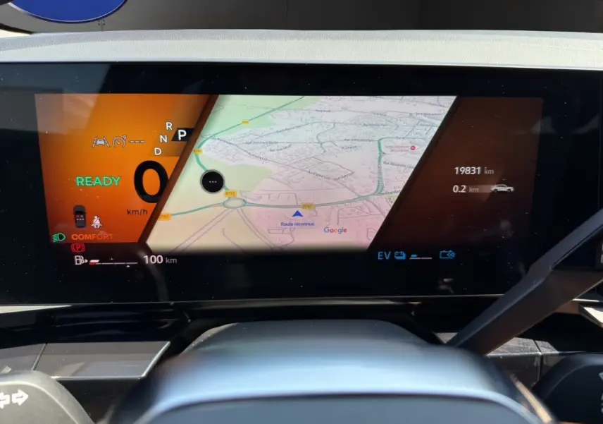 Vue rapprochée du combiné d'instruments numérique de la Renault Rafale 2025 affichant navigation et informations de conduite.