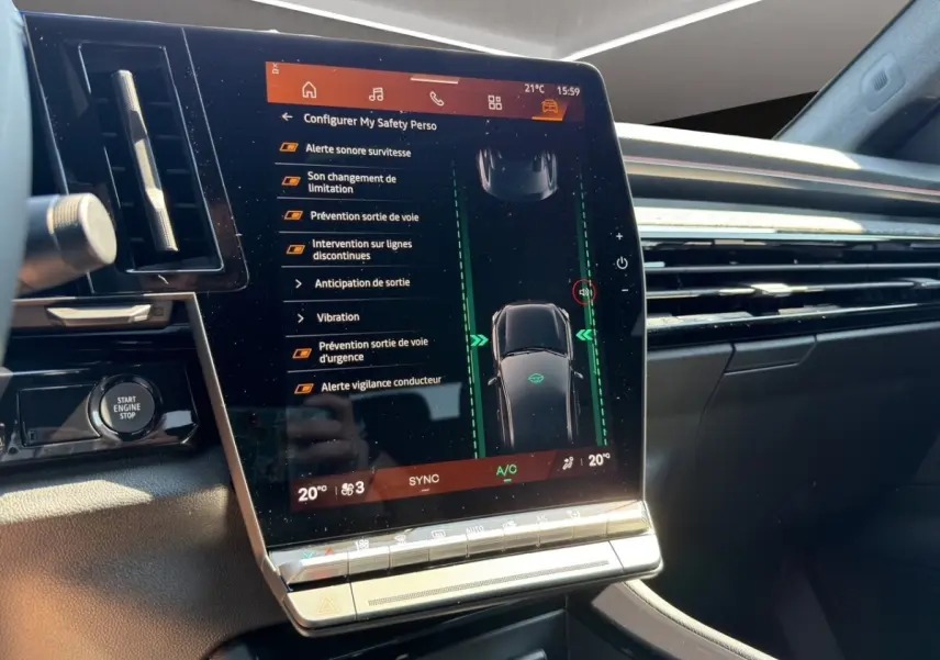 Écran tactile central de la Renault Rafale 2025 affichant les aides à la conduite, intérieur noir moderne.