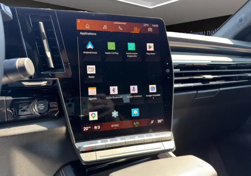 Vue intérieure du tableau de bord de la Renault Rafale 2025 avec grand écran tactile central et bouton démarrage noir.