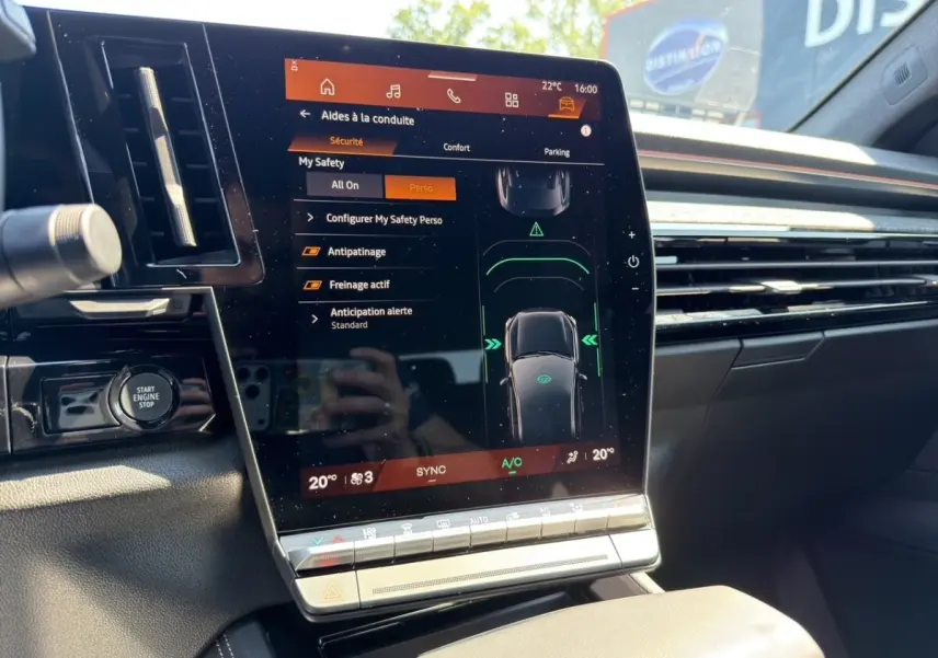 Écran tactile central vertical affichant les aides à la conduite dans l’habitacle noir du Renault Rafale 2025.