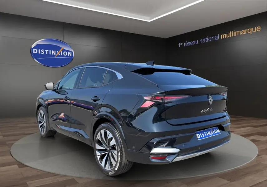 Vue 3/4 arrière droite d’un Renault Rafale noir brillant avec feux arrière LED et jantes alliage modernes.