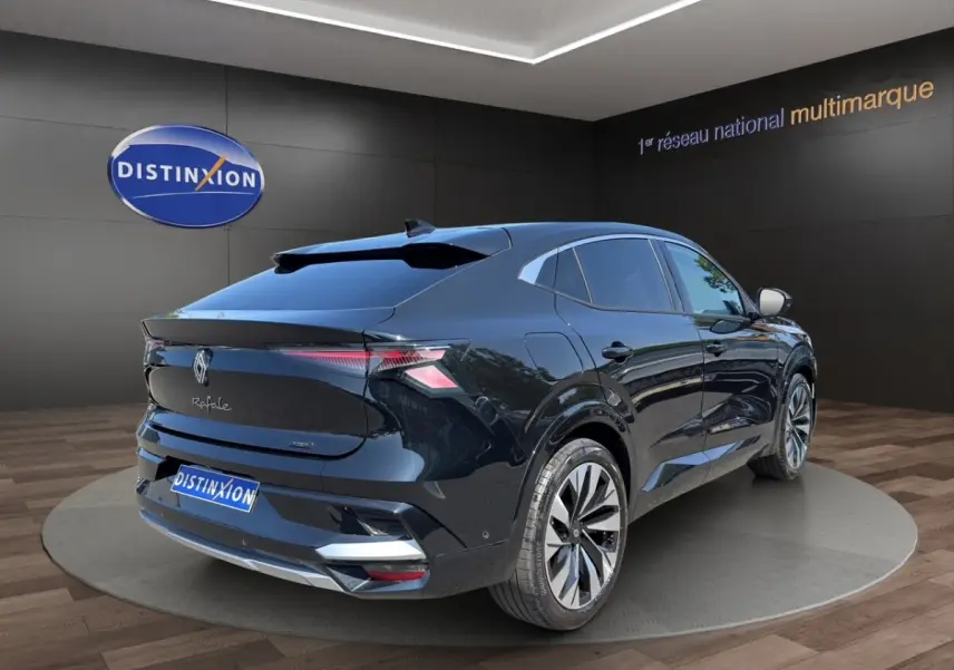 Vue 3/4 arrière droite du Renault Rafale noir brillant avec feux LED et jantes alliage distinctives.