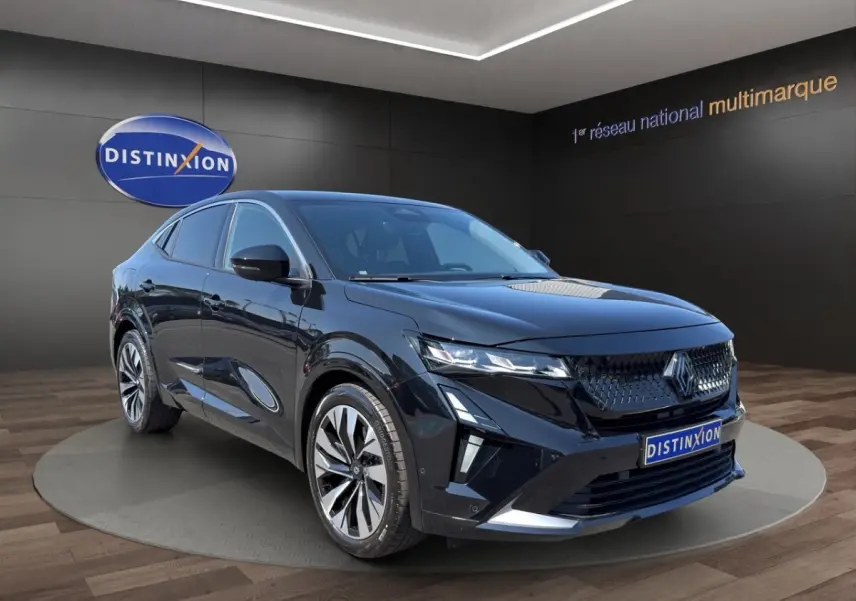 Renault Rafale noir en 3/4 avant droit, avec calandre moderne et jantes alliage distinctives.