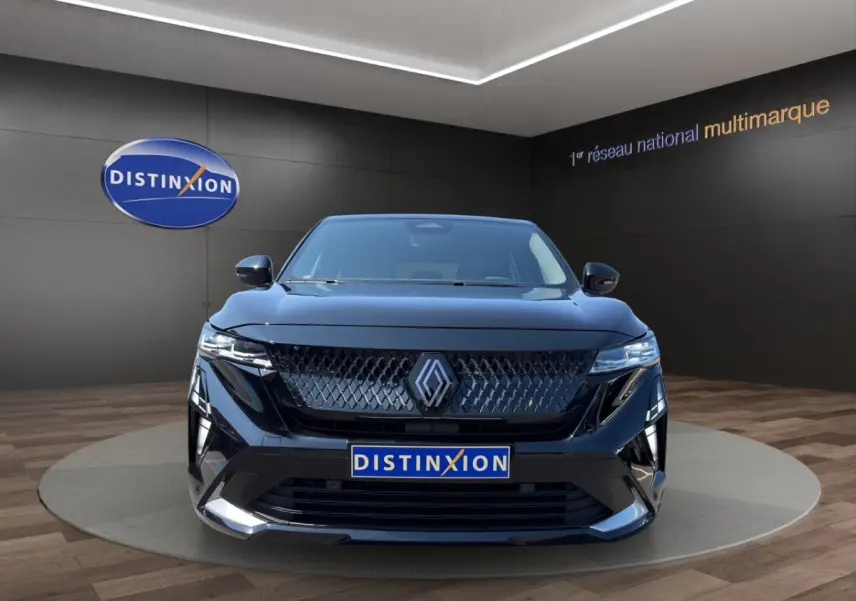 Vue avant d'une Renault Rafale noire 2025 avec calandre distinctive et phares LED, sur fond showroom Distinxion.