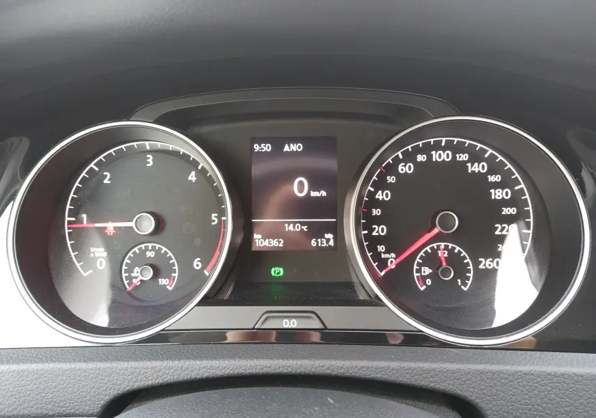 Vue rapprochée du tableau de bord de la Volkswagen Golf gris reflet d'argent, affichant le compteur et l'ordinateur de bord.
