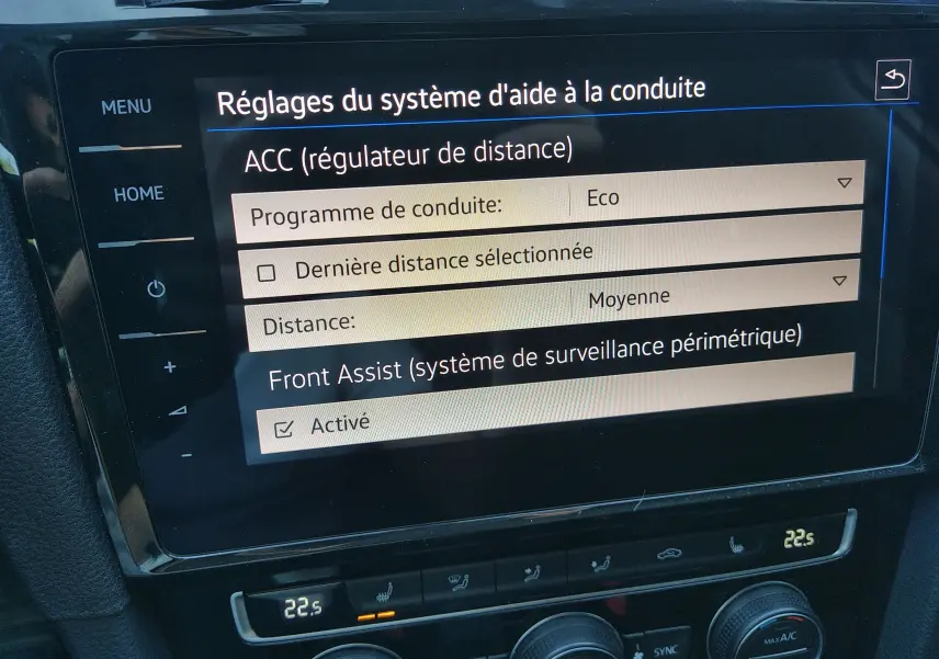 Écran tactile intérieur de la Volkswagen Golf gris reflet d'argent, affichant les réglages d’aide à la conduite.
