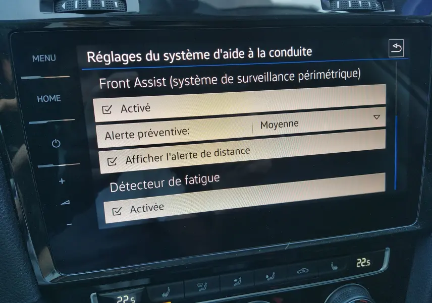 Écran tactile du système d'aide à la conduite dans une Volkswagen Golf 2019, avec réglages activés.