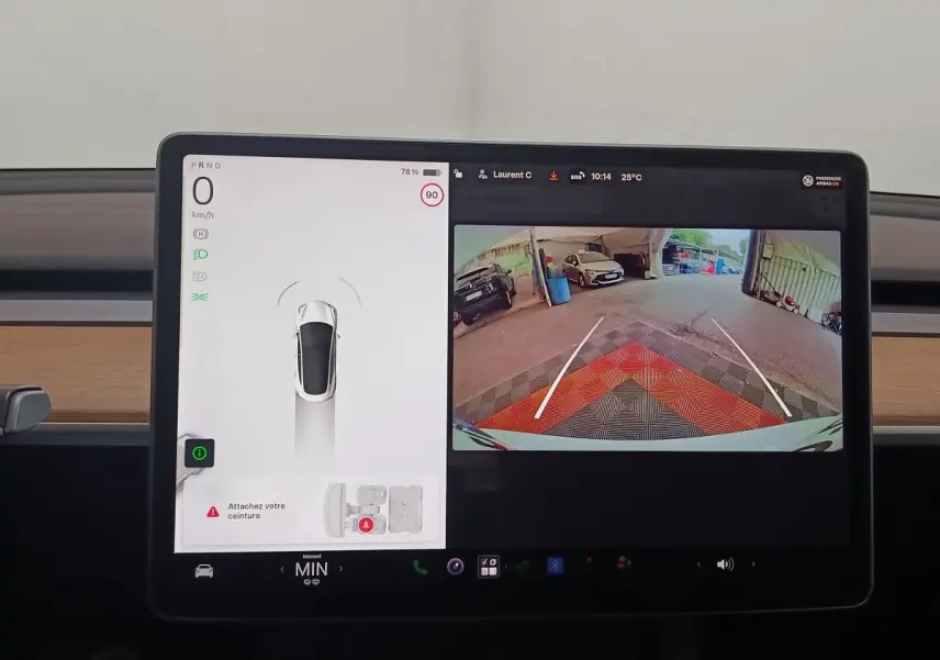 Écran central tactile de Tesla Model 3 blanc 2022 montrant la caméra de recul et l'affichage de conduite.