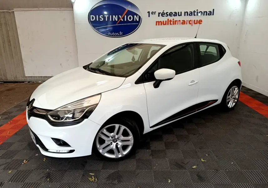 Renault Clio Business TCe 90 blanc vue 3/4 avant droit, avec jantes alliage et rétroviseurs blancs.