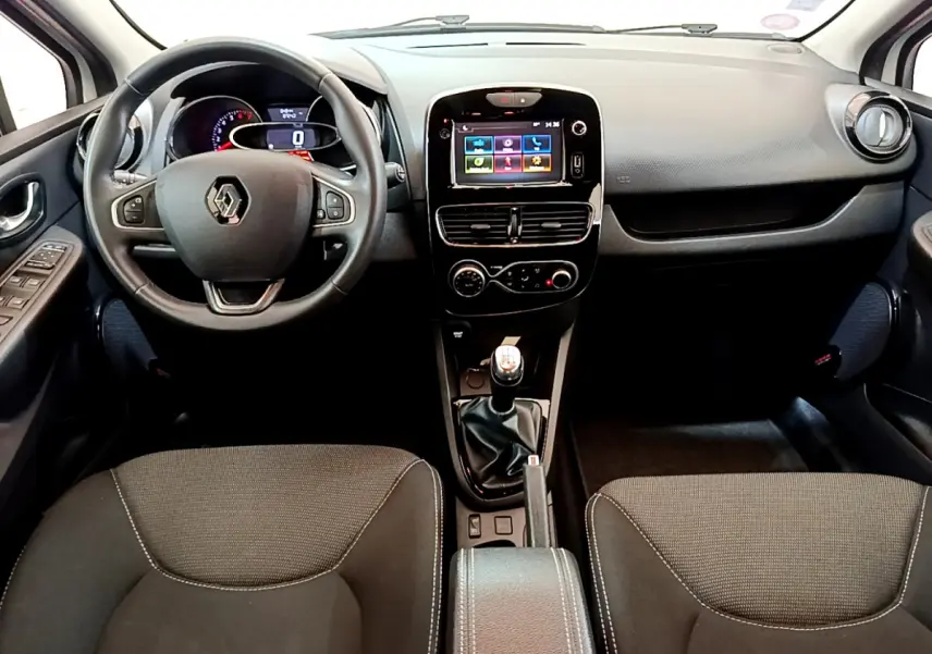 Intérieur de la Renault Clio Business TCe 90 2019 vu de face, tableau de bord noir avec écran tactile et volant cuir.