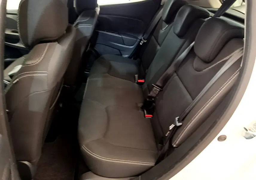 Vue intérieure côté droit sur la banquette arrière noire avec coutures blanches de la Renault Clio Business TCe 90 blanche de 2019.