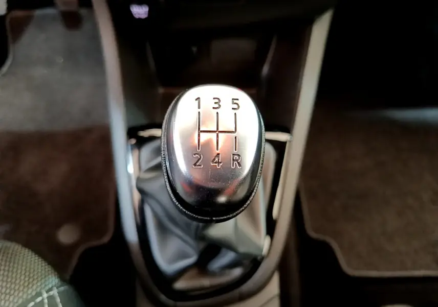 Le levier de vitesses manuel argenté de la Renault Clio Business TCe 90, entouré de garnitures noires.