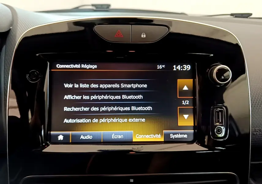 Écran tactile central noir de la Renault Clio Business TCe 90 2019 affichant les réglages de connectivité Bluetooth.