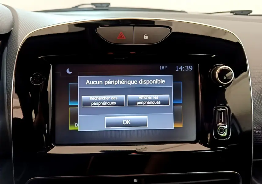 Écran tactile central noir de la Renault Clio Business TCe 90 blanc, affichant un message de connexion périphérique.