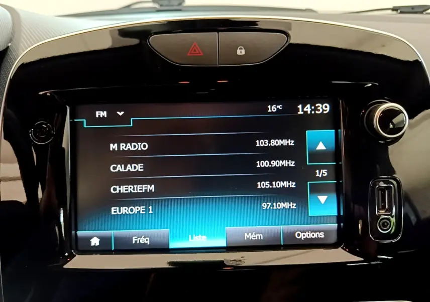 Écran tactile central de la Renault Clio Business blanc, affichant les stations radio FM avec commandes autour.