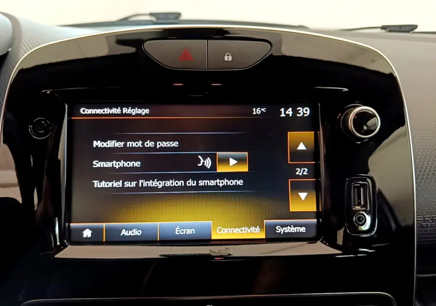 Écran tactile central de la Renault Clio Business TCe 90 2019 affichant les réglages de connectivité smartphone.