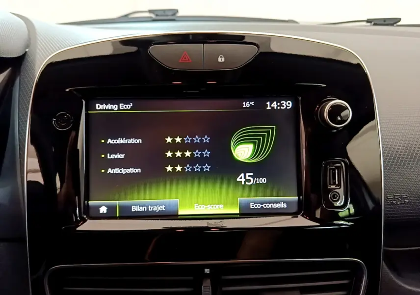 Écran tactile central noir affichant le score Driving Eco² dans l'habitacle d'une Renault Clio Business blanche.