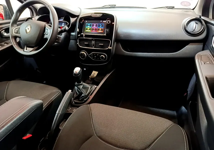 Intérieur noir de Renault Clio Business TCe 90 2019 vu côté conducteur, avec tableau de bord tactile et boîte manuelle.