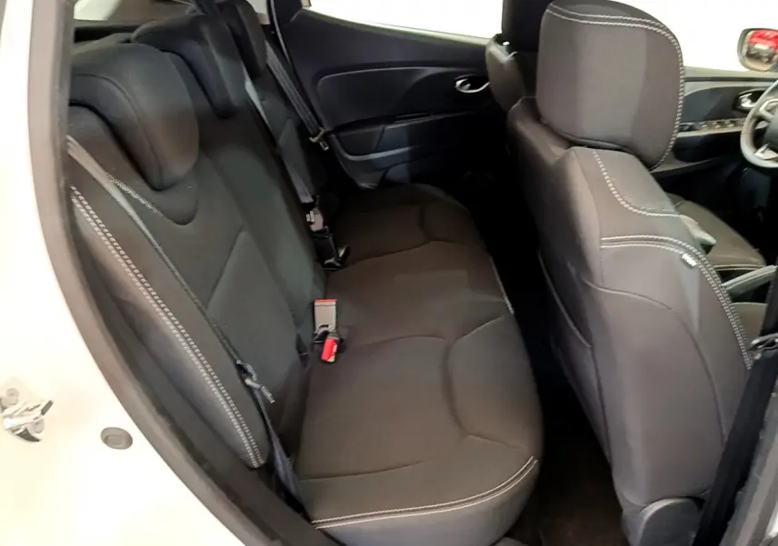 Vue intérieure côté gauche montrant la banquette arrière noire avec surpiqûres blanches de la Renault Clio Business blanche 2019.