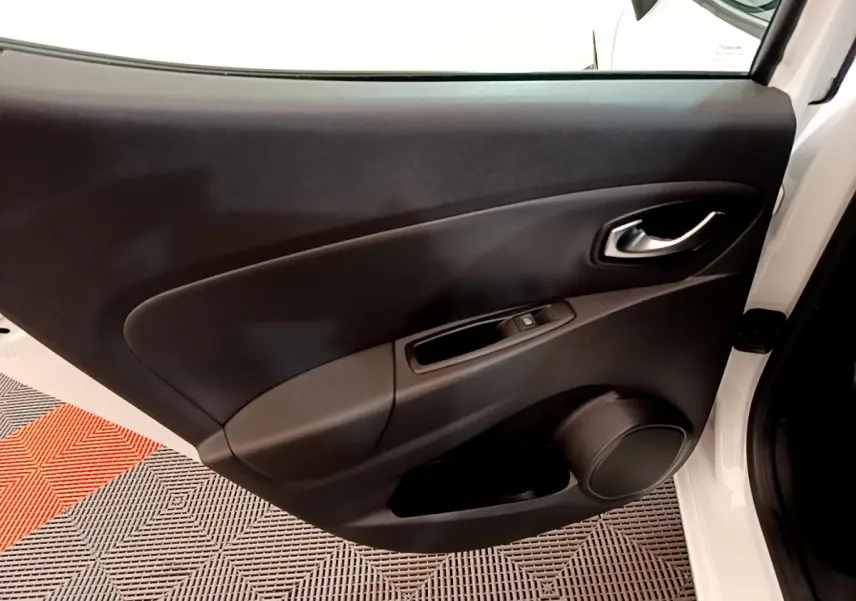 Vue rapprochée de la porte avant droite noire intérieure d'une Renault Clio Business TCe 90 blanche de 2019.
