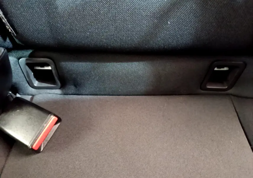 Gros plan sur la banquette arrière noire de la Renault Clio Business TCe 90, montrant la ceinture de sécurité et les fixations Isofix.