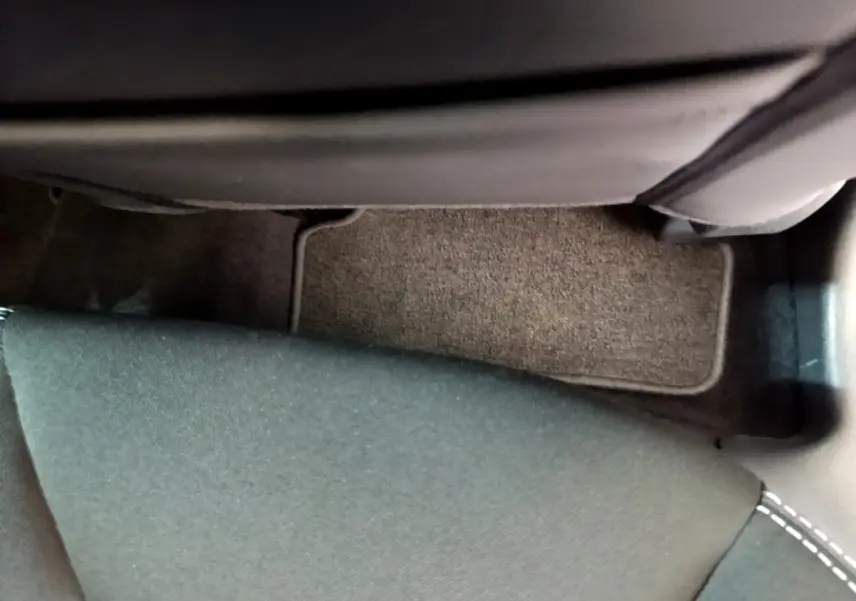 Vue rapprochée du plancher arrière avec tapis gris et siège tissu noir de la Renault Clio Business TCe 90 2019.