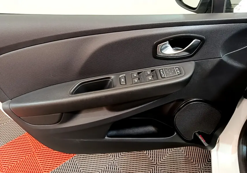 Panneau de porte côté gauche noir avec commandes électriques sur Renault Clio Business blanc 2019.