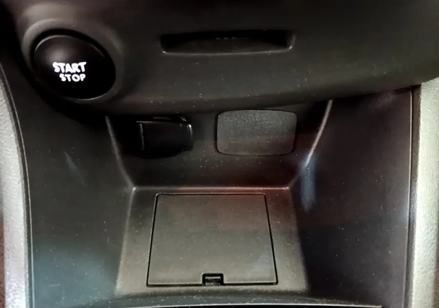 Gros plan sur la console centrale noire de la Renault Clio Business avec bouton Start Stop visible en haut à gauche.