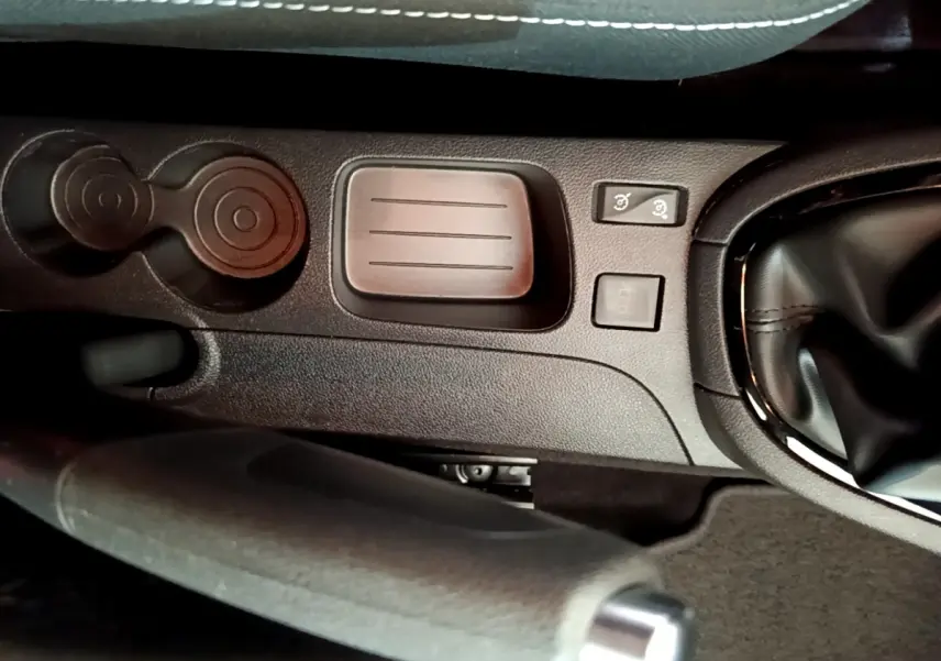 Gros plan sur la console centrale noire de la Renault Clio Business TCe 90 2019, avec frein à main et commandes proches du levier de vitesse.