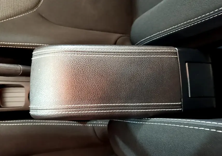 Accoudoir central en cuir noir avec surpiqûres blanches dans l'habitacle d'une Renault Clio Business TCe 90 2019.