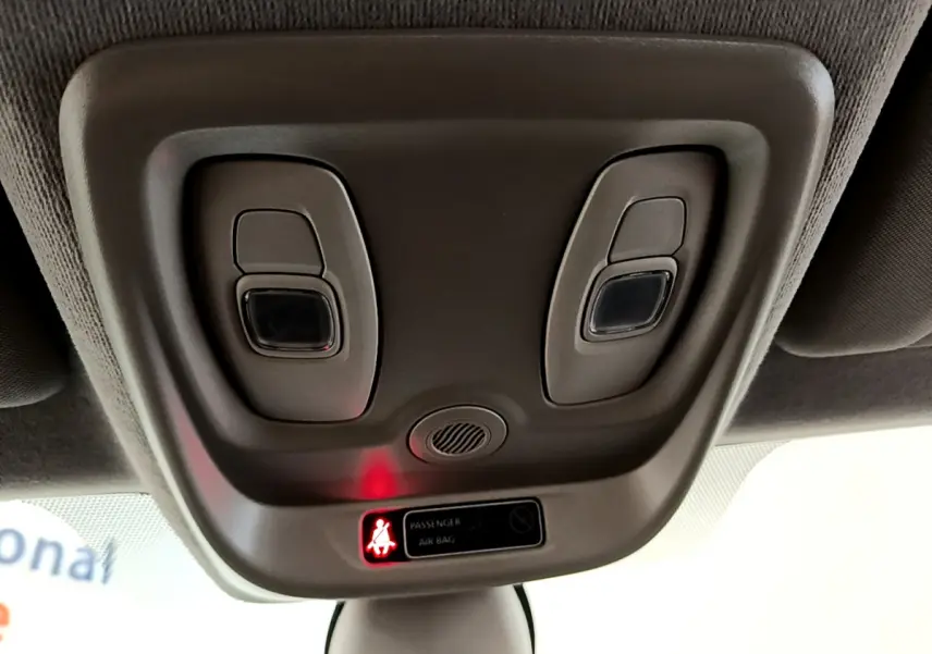 Plafonnier intérieur gris avec éclairage de ceinture allumé dans une Renault Clio Business blanche de 2019.