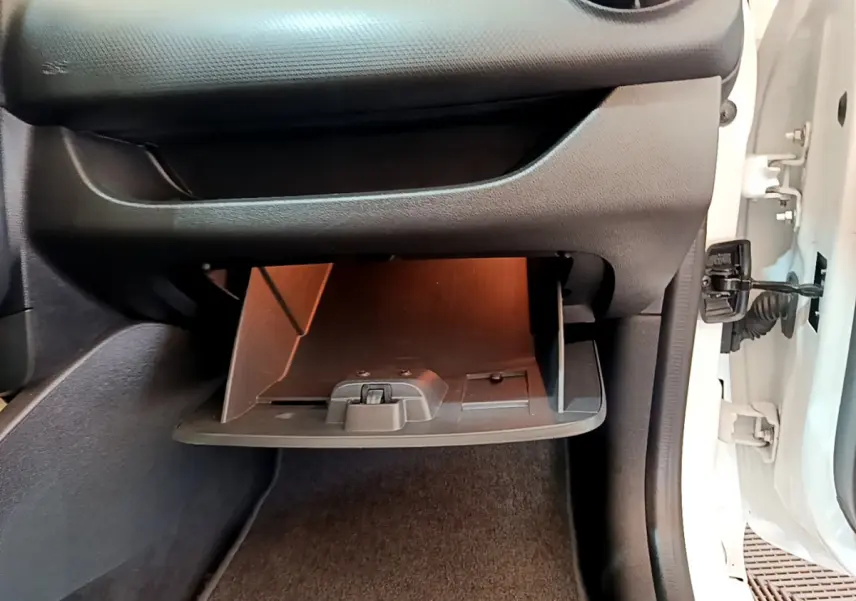 Gant de boîte à gants ouvert côté passager d'une Renault Clio Business TCe 90 blanche, intérieur noir.