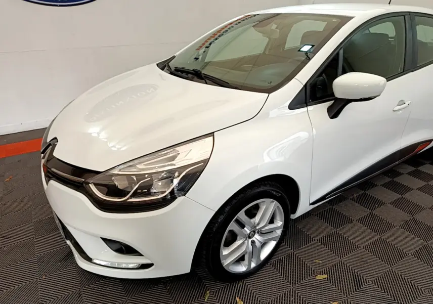 Renault Clio Business TCe 90 blanc vue 3/4 avant droit, avec phares LED et jantes alliage visibles.