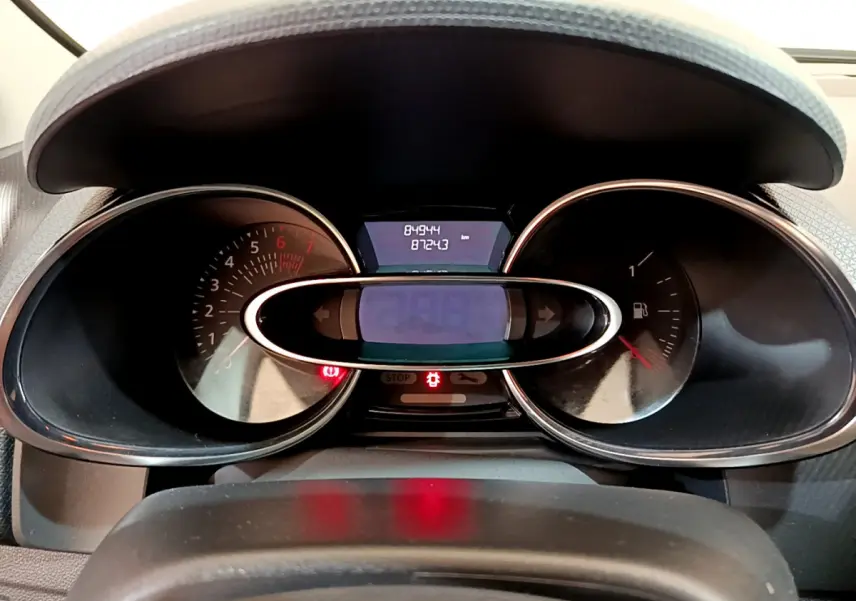 Vue rapprochée du tableau de bord de la Renault Clio Business TCe 90 2019 montrant les compteurs et l'écran digital.