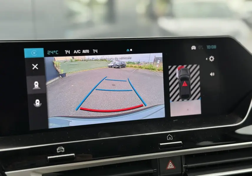 Écran tactile affichant la caméra de recul et l'aide au stationnement du Citroën C4 Manhattan Green, vue intérieure du tableau de bord.