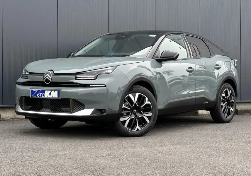 Citroën C4 2025 Manhattan Green vue 3/4 avant avec toit noir et jantes alliage 18 pouces noires et argentées.